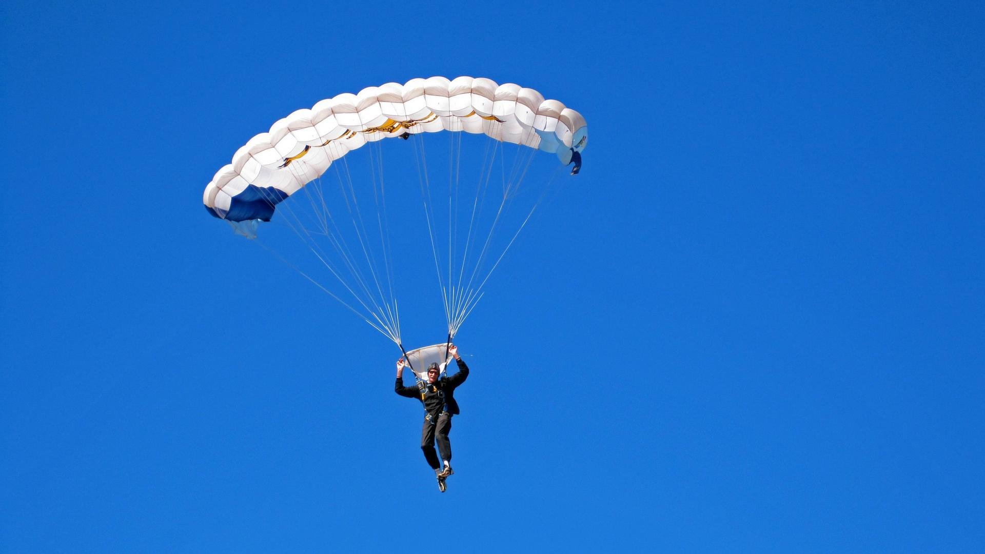 球队幕后：主教练的战术思考与决策，球队的教练叫什么